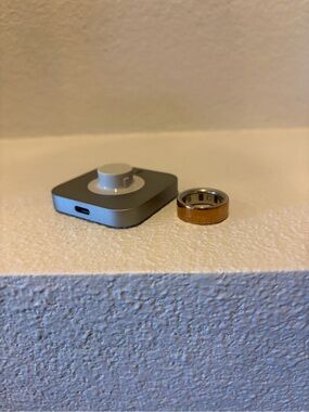 Oura Ring ~ Gen 4 ~ Size 7 ~ Rose Gold ~ with charging dock